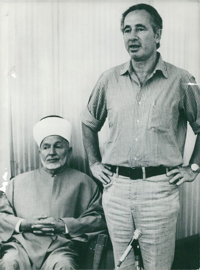 Israeli politician Shimon Peres together with Sheikh Ali Jabri. - Vintage Photograph