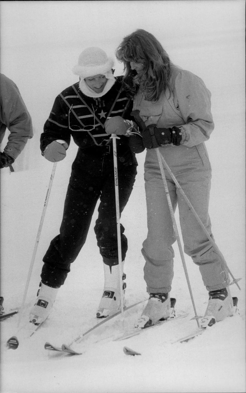 Princess Diana and Sarah Ferguson on skis - Vintage Photograph