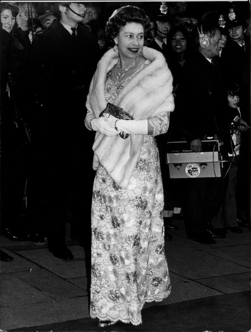 Queen Elizabeth II arrives at the gala premier of the film music &quot;Alice&