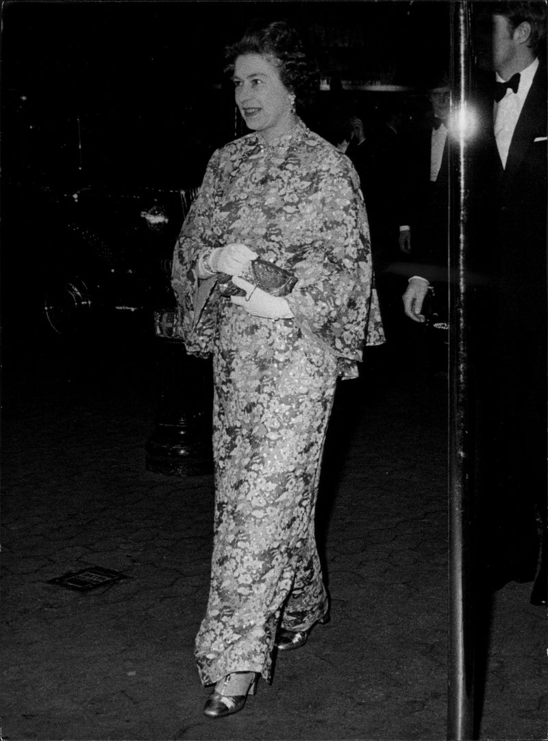 Queen Elizabeth II arrives at the Galapremier of the Superman with Christopher Reeve in the lead. - Vintage Photograph