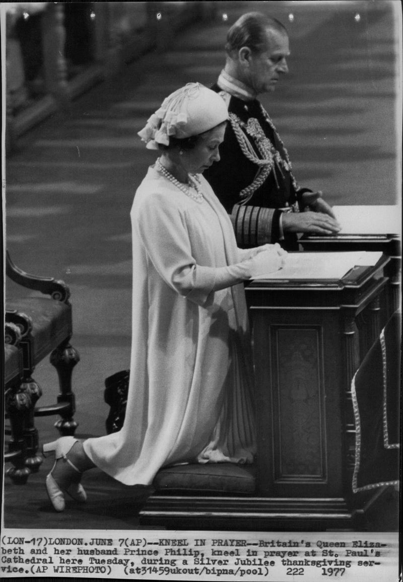 Queen Elizabeth II and Prince Philip in prayer in St.Paul&