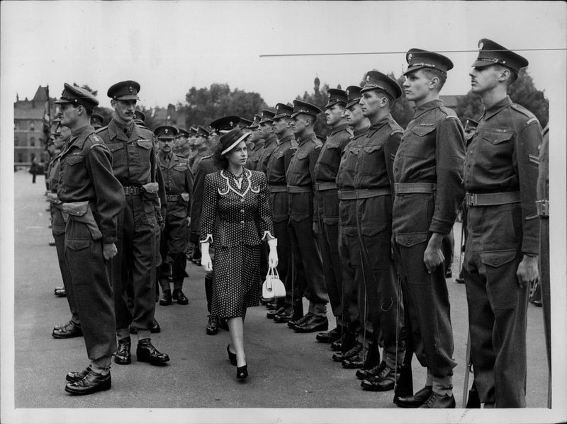 Princess Elizabeth inspects GrenadjÃ¤rgardet in Chelsea - 10 July 1947 - Vintage Photograph