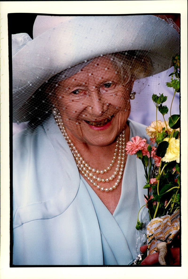 Queen Elizabeth took part in the opening of an animal hospital in Merton. - Vintage Photograph