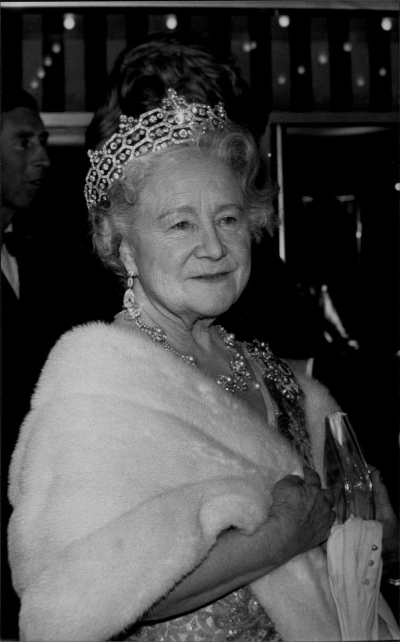 Queen Elizabeth, Queen Mother, arrives at the premiere of David Lean&