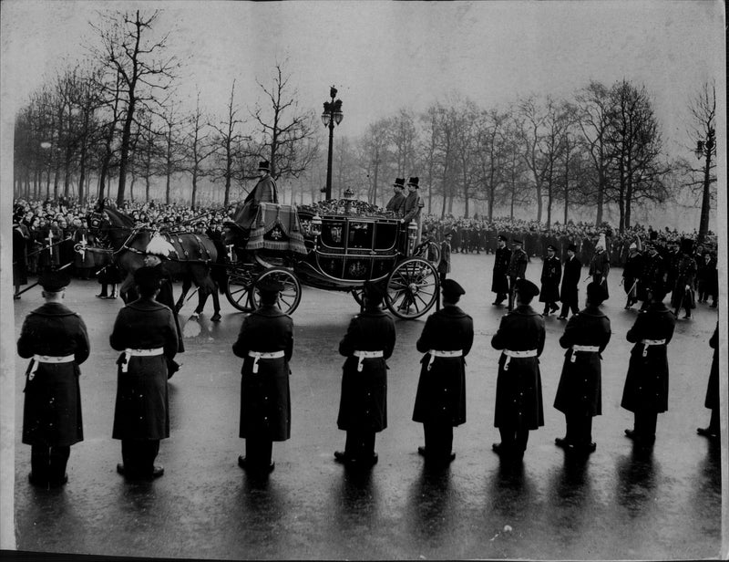 The wagon with Queen Elizabeth II followed by the Duke of Edinburgh, Windsor, Gloucester and Kent in procession at King George VI&