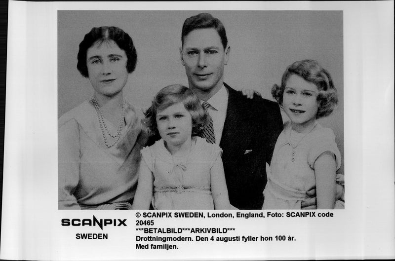 Queen Elizabeth, together with the husband King George VI, and the children Elizabeth II and Princess Margaret. - Vintage Photograph