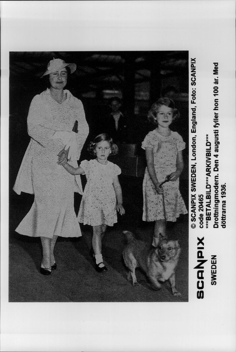 Queen Mother with her daughters - 4 August 1936 - Vintage Photograph