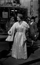 Queen Elizabeth arrives at Parliament&