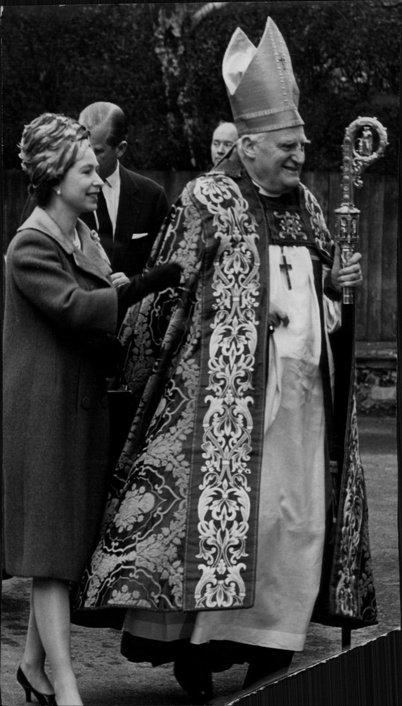 Queen Elizabeth together with the Archbishop on his way to a traditional Mother&