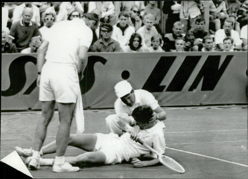 Tennis players get help on planes under Davis Cup 64 - Vintage Photograph