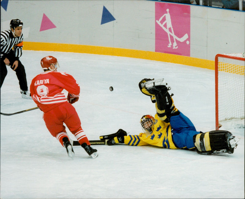 OS in Lillehammer. Ice Hockey Finals Sweden - Canada. Paul Kariya shoots the last penalty of the match and goalkeeper Tommy Salo throws up the shotgun and saves - Vintage Photograph