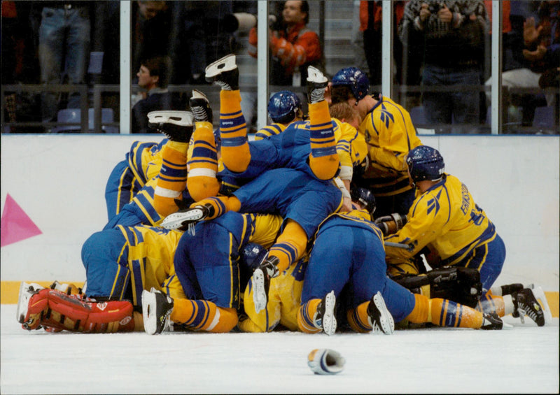 OS in Lillehammer. Ice Hockey Finals Sweden - Canada - Vintage Photograph