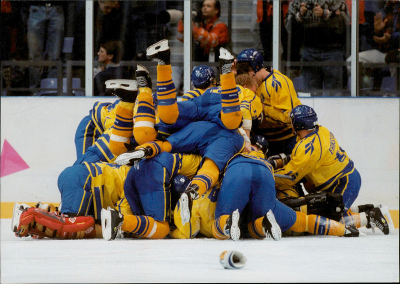 OS in Lillehammer. Ice Hockey Finals Sweden - Canada - Vintage Photograph