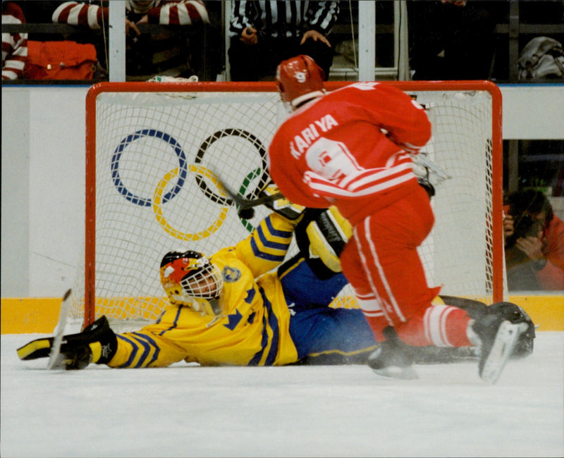 Olympic Games in Lillehammer - Ice Hockey. Sweden - Canada, Paul Kariya is shooting the last penalty of the match, goalkeeper Tommy Solo throws up the leg guard and saves - Vintage Photograph