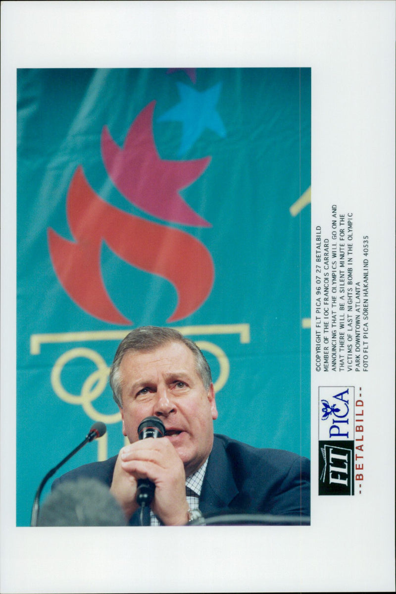 Francois Carrard announces that the OS continues after the explosion in Centennial Olympic Park - Vintage Photograph