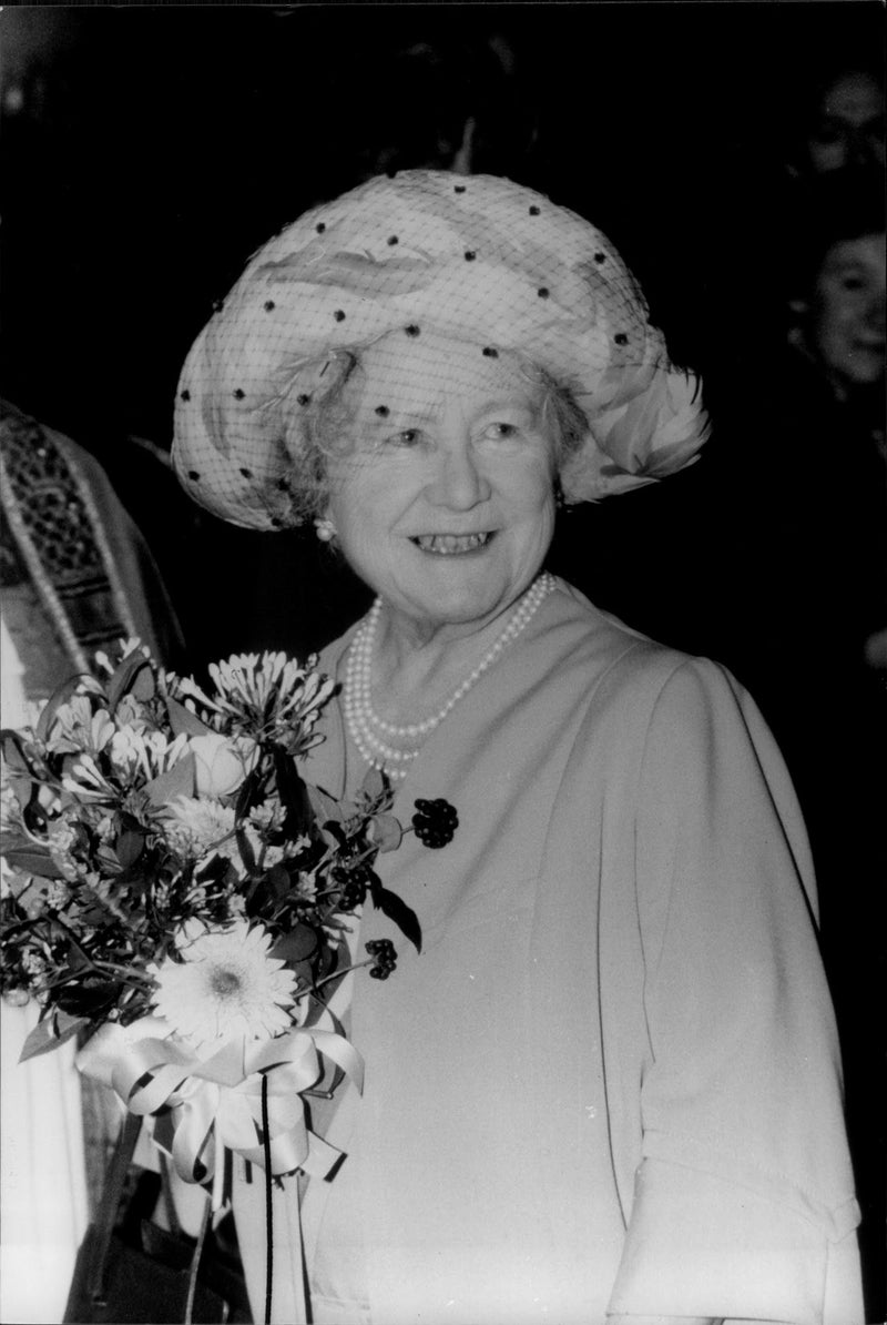 Portrait of Queen Elizabeth Elizabeth - Vintage Photograph