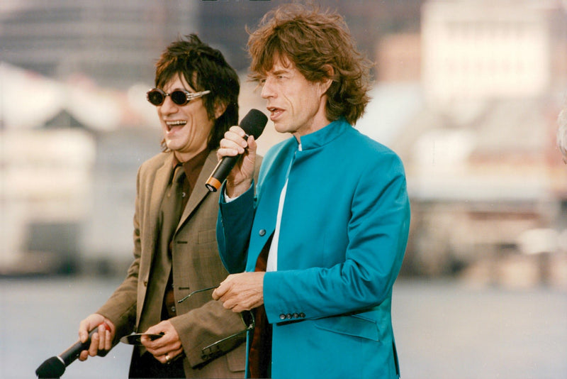 The Rolling Stones announces the album release of Bridges to Babylon under the Brooklyn Bridge - Vintage Photograph