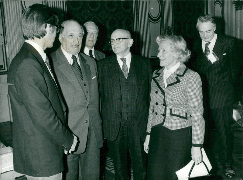 Foreign Minister Ola Ullsten, closest to the camera, in conjunction with other politicians that more information is required in the Wallenberg issue. - Vintage Photograph