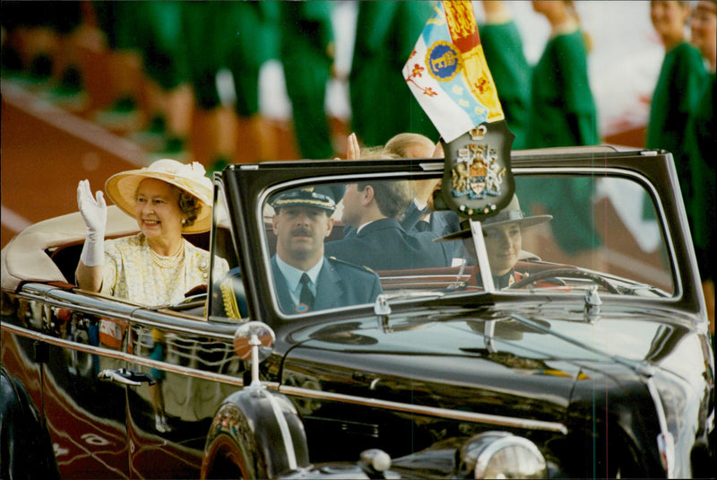 Srottning Elizabeth II arrives at the opening ceremony - Vintage Photograph