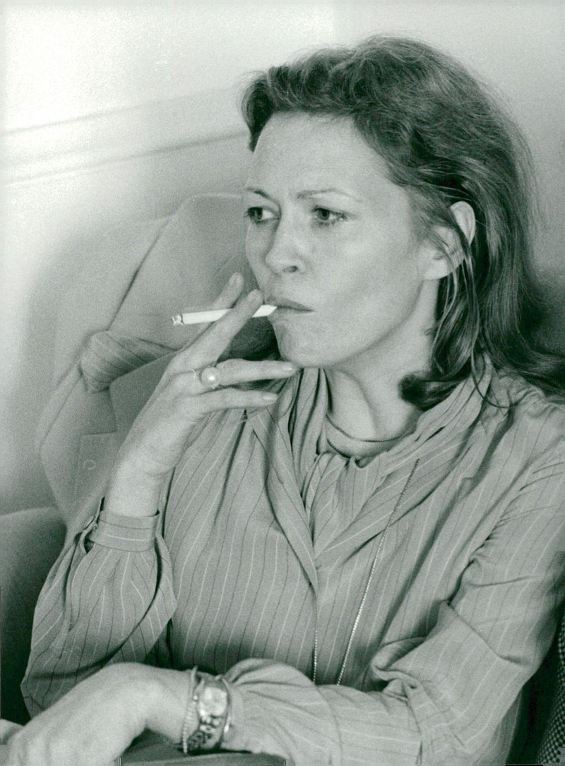 Actress Faye Dunaway with a cigarette in the mungip. - Vintage Photograph