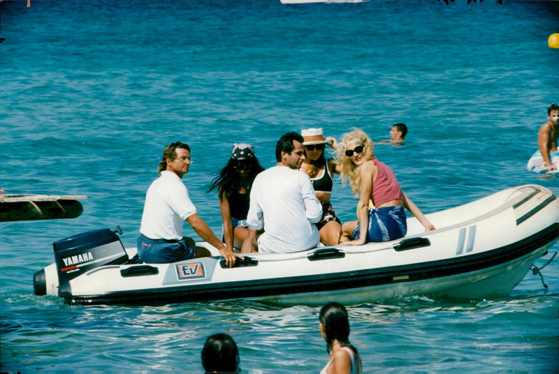 The supermodels Naomi Campbell and Karen Mulder are bathing from a yacht - Vintage Photograph