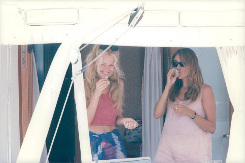 The supermodel Karen Mulder vacates between jobs - Vintage Photograph