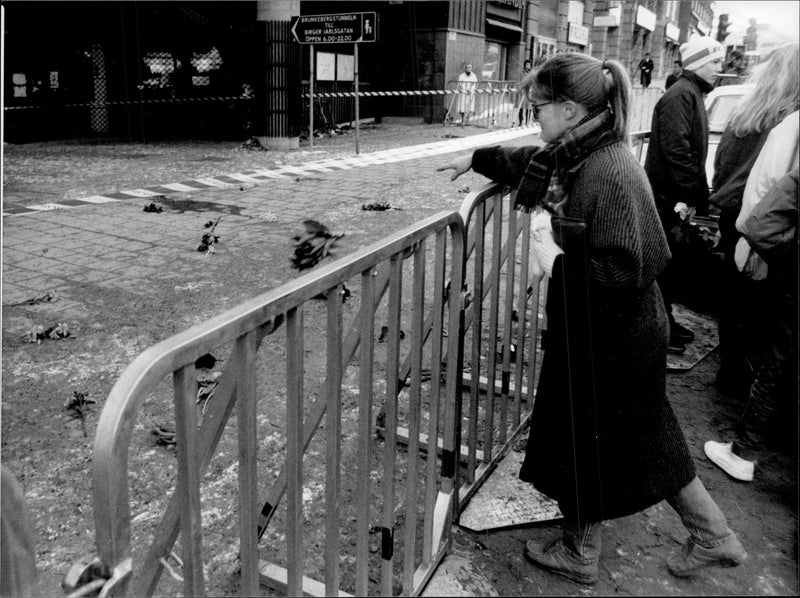 Stockholmers gathered at the murder site to pay tribute to Olof Palme. - Vintage Photograph