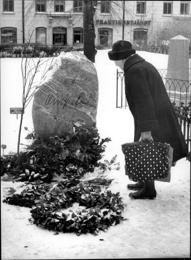 An elderly lady visits Olof Palmes tombstone during the 2nd anniversary of the Palm Murder. - Vintage Photograph