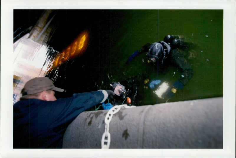 Palme murder. Diving outside Rosenbad after the Palme weapon - Vintage Photograph