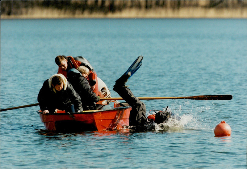 Palme murder. Diving in the Albury after the Palme weapon - Vintage Photograph