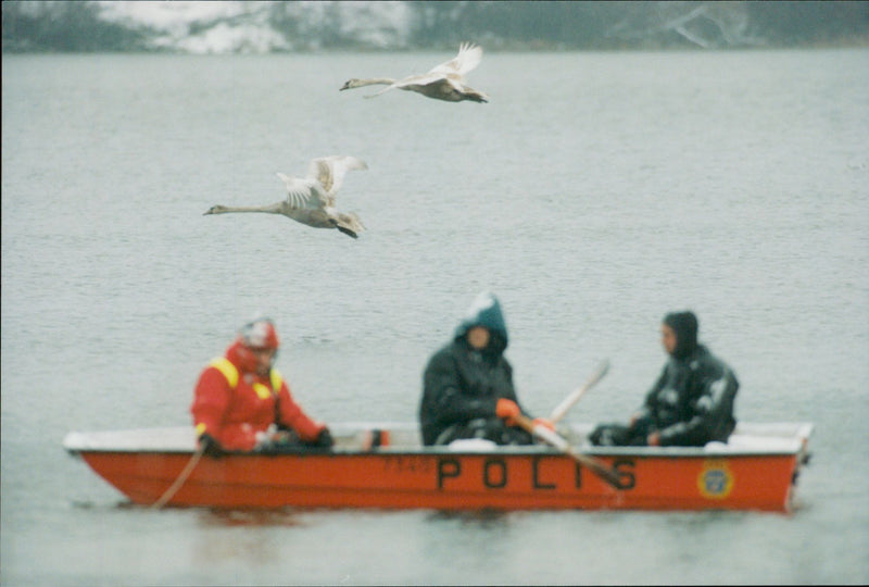 Divers seek murder weapon at the Palme murder in Albysjön - Vintage Photograph