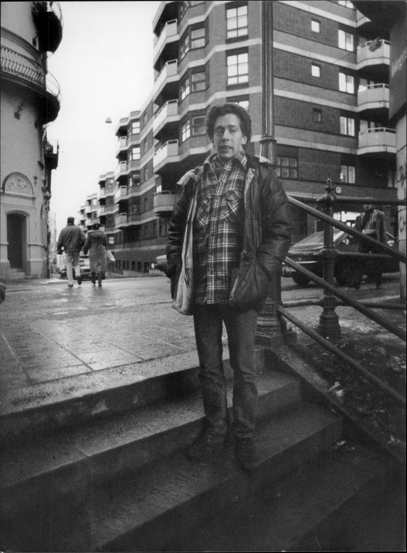 Palme murder. Here the man disappeared, says the witness Lars, pointing the stairs up to Malmskillnadsgatan - Vintage Photograph