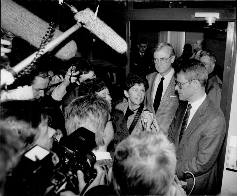 Palme murder. Prime Minister Ingvar Carlsson and Justice Minister Sten Wickbom are interviewed after the meeting - Vintage Photograph