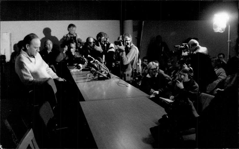 Palme murder. Spaniard leader Hans HolmÃ©r holds a press conference - Vintage Photograph