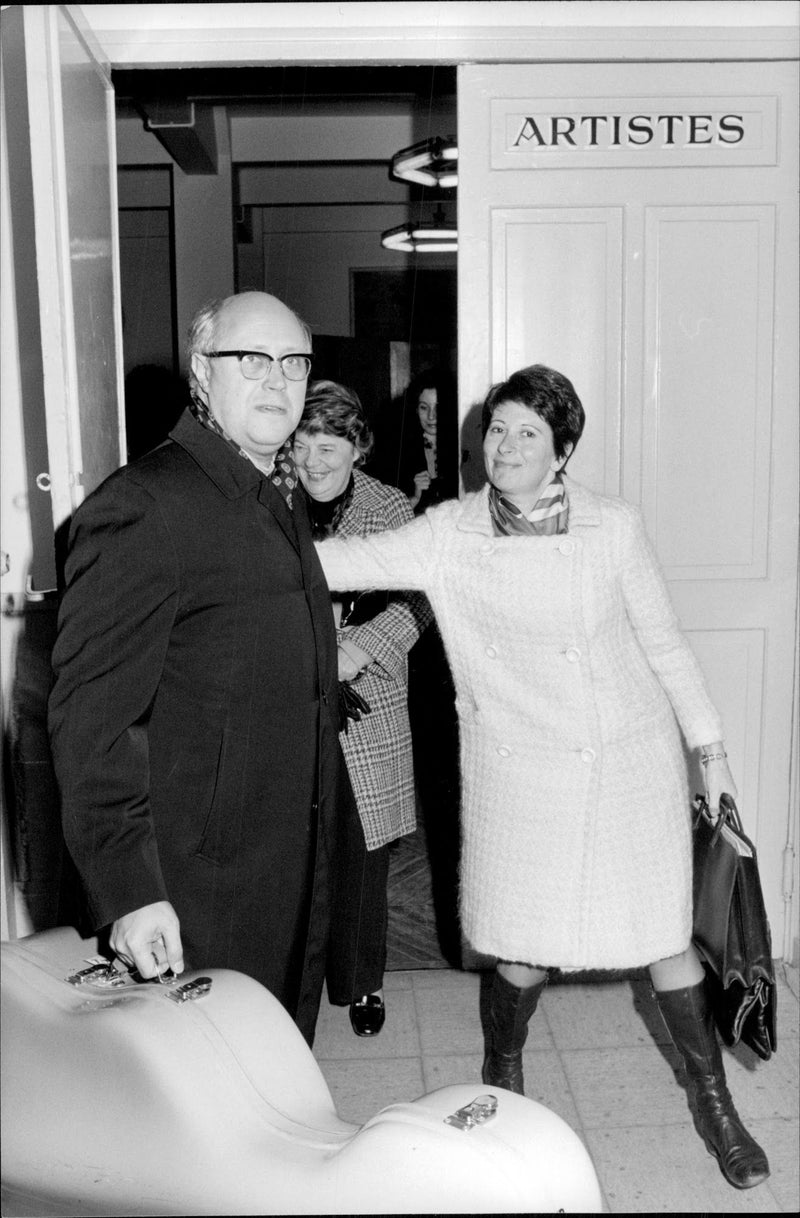 Mstislav Rostropovitj together with his wife Galina after a concert in Paris - Vintage Photograph