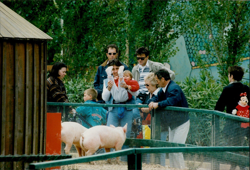 Daniel Ducruet is hanging out with the children Louis and Pauline at an animal and water park. - Vintage Photograph