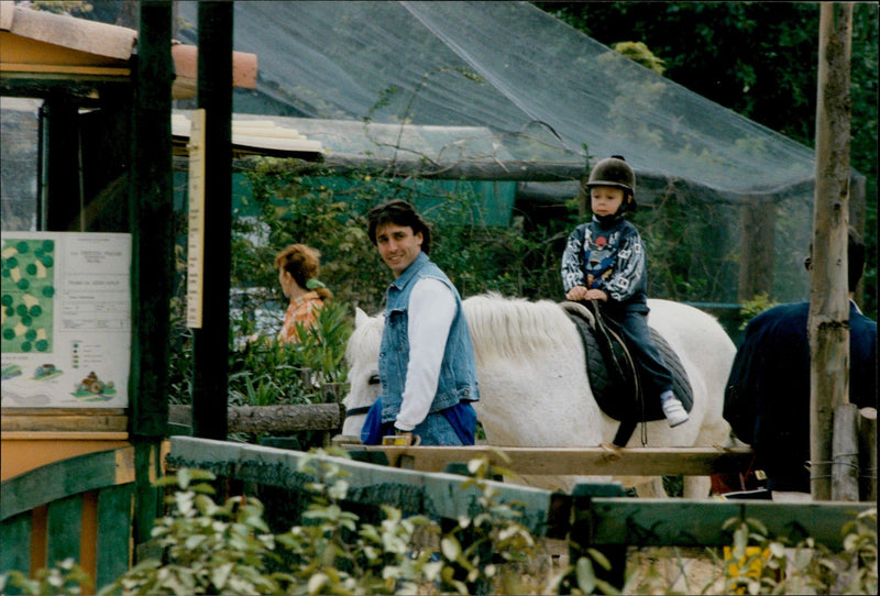 Daniel Ducruet is hanging out with the children Louis and Pauline at an animal and water park. - Vintage Photograph