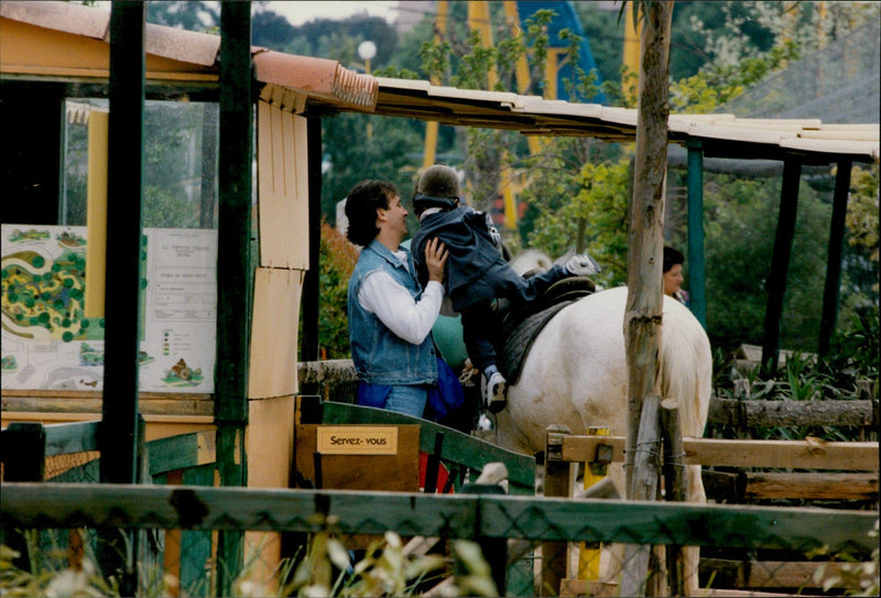 Daniel Ducruet is hanging out with the children Louis and Pauline at an animal and water park. - Vintage Photograph