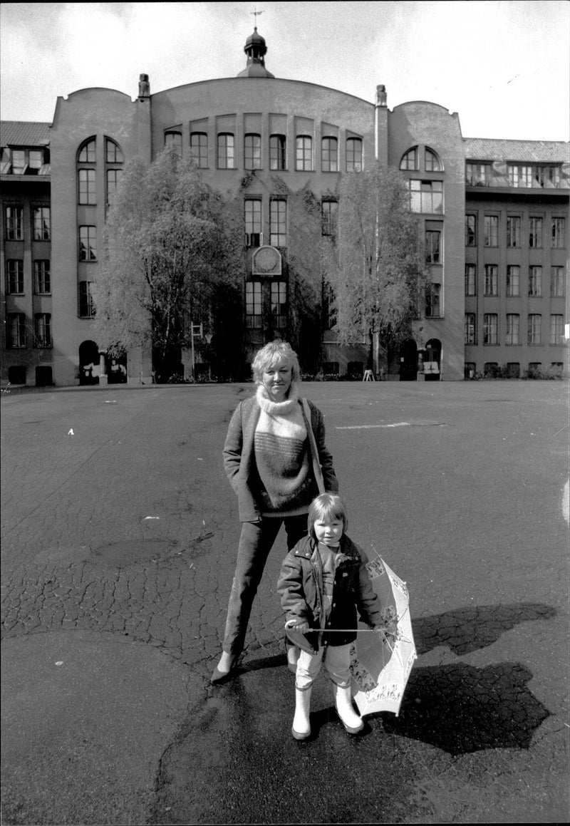 Monica Dominique with son Johannes in front of Adolf Fredrik&
