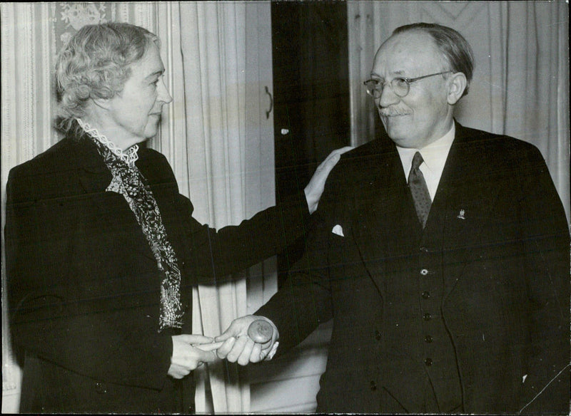Marika Stiernstedt handed over the writers club chairman club to Fredrik StrÃ¶m - 19 March 1943 - Vintage Photograph