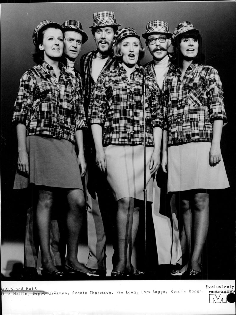 Ulla Hallin, Beppo Gräsman, Svante Thuresson, Pia Lang, Lars Bagge and Kerstin Bagge in the singing group Gals and Pals - Vintage Photograph