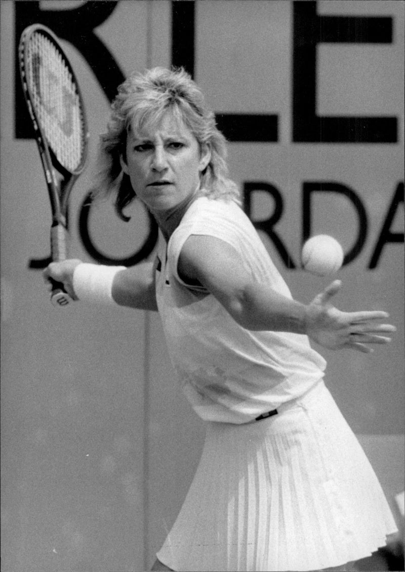 Chris Evert in the final against Manuela Maleeva in Geneva European Open 1987 - Vintage Photograph