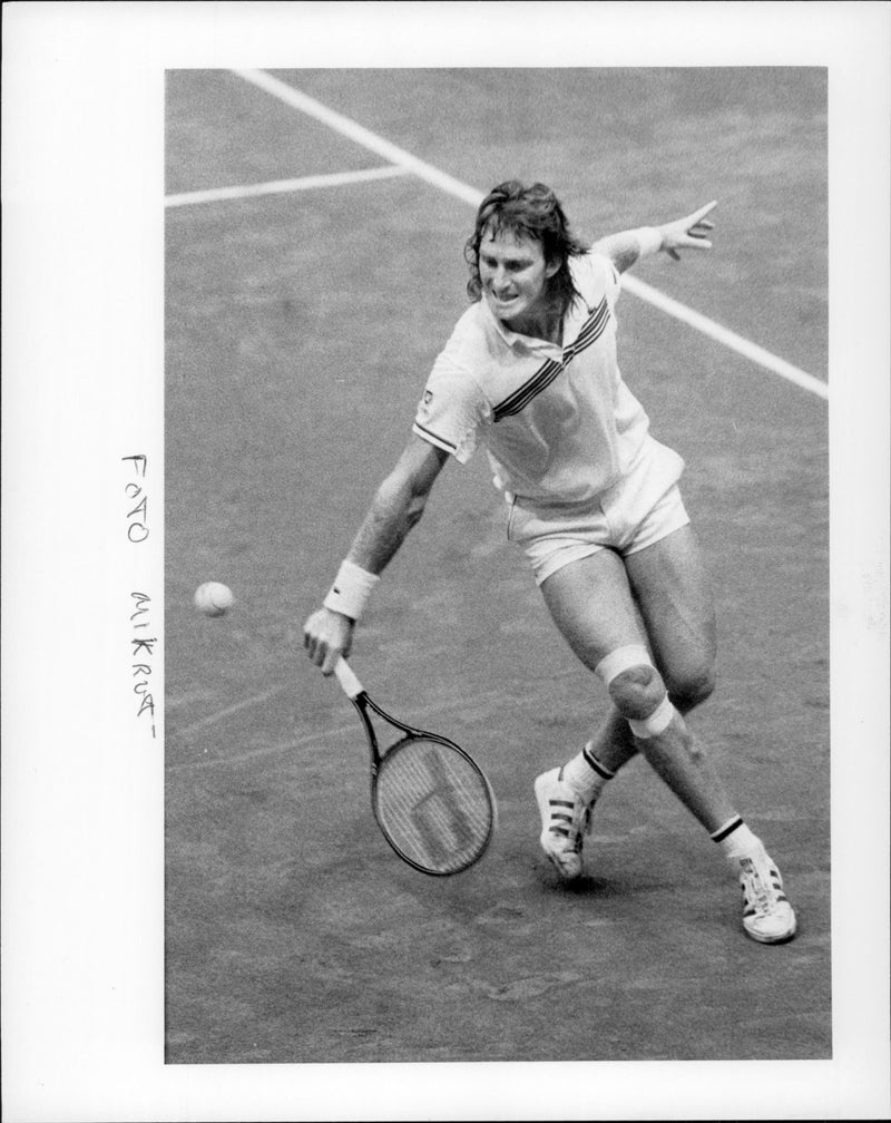 Peter McNamara in action during the Semifinal of Davis Cup 1985 - Vintage Photograph