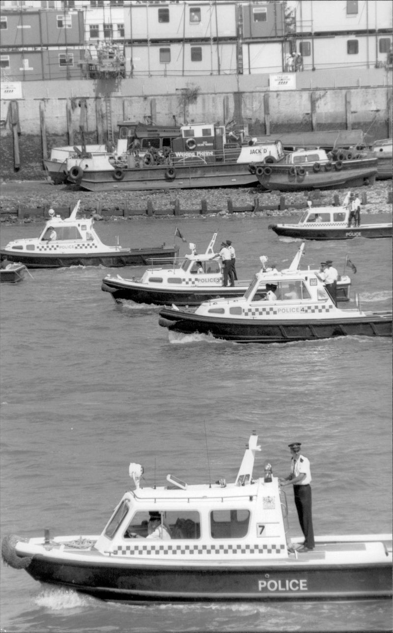 Police boats seek Thamsen after accident victims - Vintage Photograph