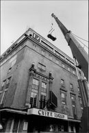 Nya Mazda 323 lyfts in i Berzeliiterassen. - Vintage Photograph