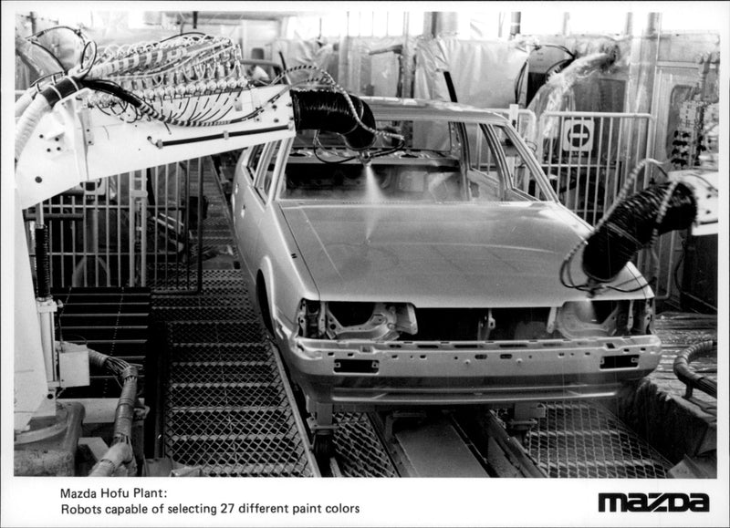 Målning av en ny Mazda. - Vintage Photograph