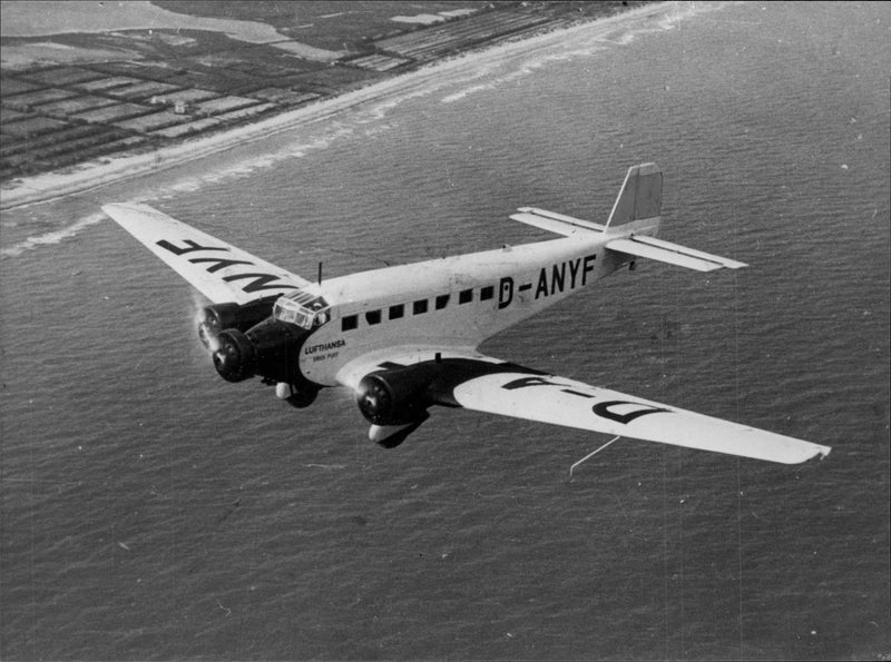 En Junkers Ju 52 i Lufthansa trafik 1932-1945. - Vintage Photograph