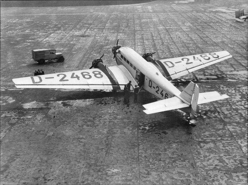 En Junkers Ju 52 i Lufthansa trafik 1932-1945. - Vintage Photograph