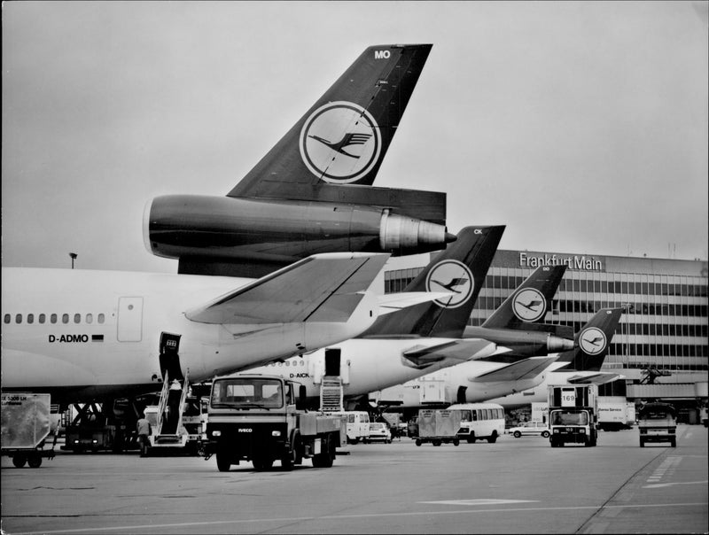 Delar av Lufthansa-flottan på flygplatsen i Frankfurt. - Vintage Photograph