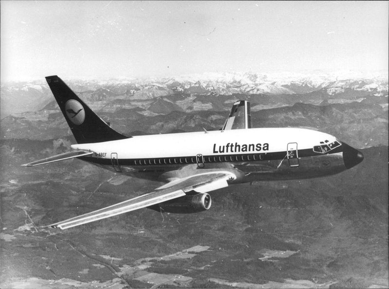 Ett Lufthansa-plan av okänd modell passerar genom luften över Tyrolen. - Vintage Photograph